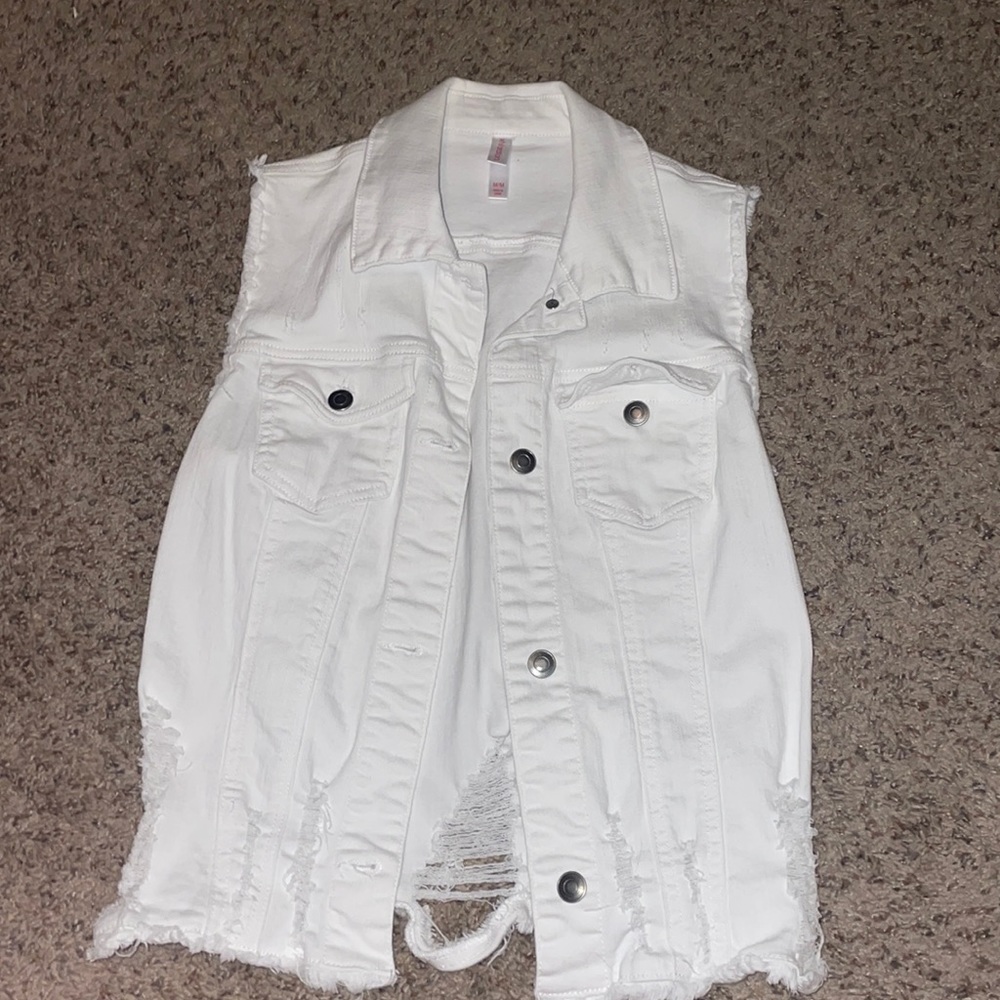 White shirt sleeve jacket